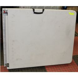 6FT FOLDING RESIN TABLE WITH CARRY HANDLE