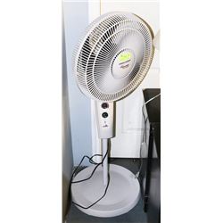 BLACK AND DECKER STAND UP ELECTRIC FAN.