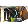 Image 2 : BOX OF DRYWALL TOOLS AND KNEEPADS