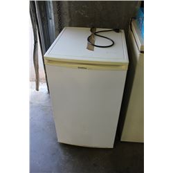 GOLDSTAR WHITE BAR FRIDGE