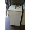 Image 1 : GOLDSTAR WHITE BAR FRIDGE