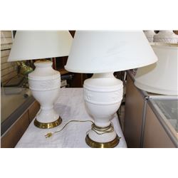 PAIR OF MODERN TABLE LAMPS WITH SHADE