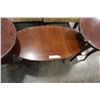 Image 2 : 3 PIECE OVAL GLASS TOP CHERRY FINISH COCKTAIL COFFEE TABLE SET
