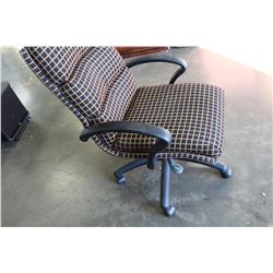 ROLLING GAS LIFT OFFICE CHAIR, VERY COMFORTABLE!