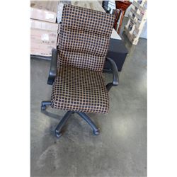 ROLLING GAS LIFT OFFICE CHAIR, VERY COMFORTABLE!