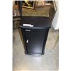 Image 1 : BLACK 1 DOOR STAND