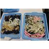 Image 2 : 3 TRAYS JEWELRY AND WINE STOPPER SETS