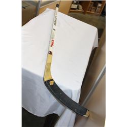 SIGNED STEVE YZERMAN DETROIT HOCKEY STICK GAME - USED