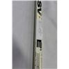 Image 3 : SIGNED STEVE YZERMAN DETROIT HOCKEY STICK GAME - USED