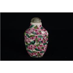 "Qian Long Nian Zhi" Mark "Floral" Snuff Bottle.