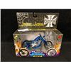 Image 1 : WEST COAST CHOPPERS MUSCLE MACHINES "CHERRY CFL" 1:18 SCALE MOTORCYCLE