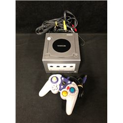 NINTENDO GAMECUBE W/ CONTROLLER