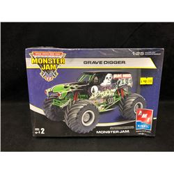 AMT/ERTL 1:25 SCALE MONSTER JAM GRAVE DIGGER UNASSEMBLED MODEL KIT (FACTORY SEALED)