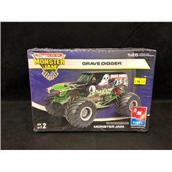 AMT/ERTL 1:25 SCALE MONSTER JAM GRAVE DIGGER UNASSEMBLED MODEL KIT (FACTORY SEALED)