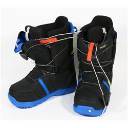 PAIR OF BURTON YOUTH ZIPLINE BOA