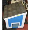 Image 1 : WOOD AND SHINGLED OUTSIDE DOG HOUSE