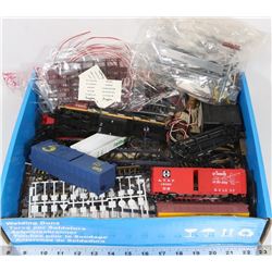 ASSORTED HO SCALE TRAIN CARS AND TRACK