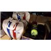 Image 2 : 2 RETRO BOWLING BAGS W/ BALLS AND TENNIS BALLS