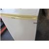 Image 2 : WHITE GOLDSTAR BAR FRIDGE