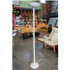 Image 1 : WHITE FLOOR LAMP