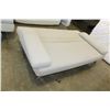 Image 4 : GREY FUTON