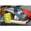 Image 2 : TOTE OF BEDDING AND PILLOWS