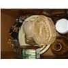 Image 2 : LOT OF WOOD OWLS AND BOX OF DECORATIVE ITEMS