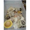 Image 1 : TOTE OF SHELLS