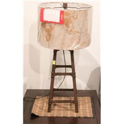 ORNAMENTS & METAL LAMP WITH SHADE