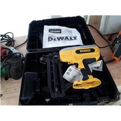 456- dewalt 16gauge pinning nailer W charger