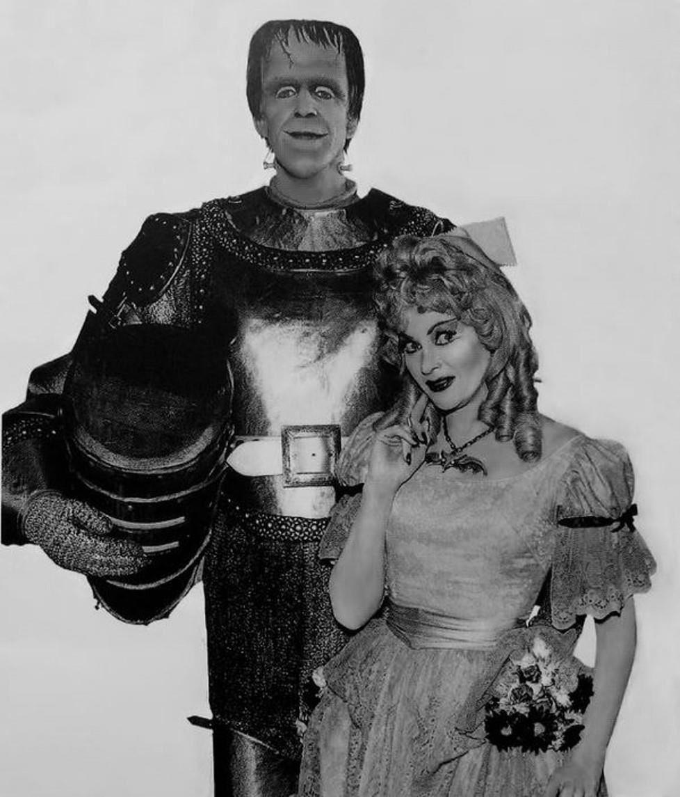 FRED GWYNNE AS "HERMAN MUNSTER" IN THE "DRAG-U-LA" CAR - 8X10 - Foto 2