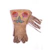 Image 10 : Crow Floral Beaded Gauntlet Gloves c. 1900