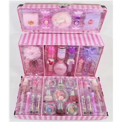 NEW FASHION BOUTIQUE 60 PIECE BEAUTY SET, PLAY