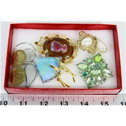 BOX OF VINTAGE BROOCHES