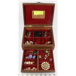 VINTAGE WOODEN JEWELRY BOX FULL OF BROOCHES,