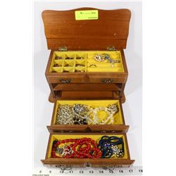 VINTAGE MUSICAL WOODEN JEWELRY BOX FULL OF BROOCHES