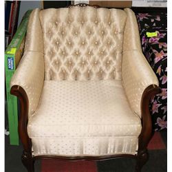 VINTAGE CREAM FABRIC ARM CHAIR.