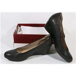 SIZE 9 BLACK HUSH PUPPIES