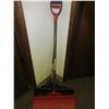 Image 1 : 2 Garant Snow Shovels