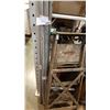 Image 3 : 5 LENGTHS OF GALVANIZED PIPE AND WOODEN 4FT LADDER