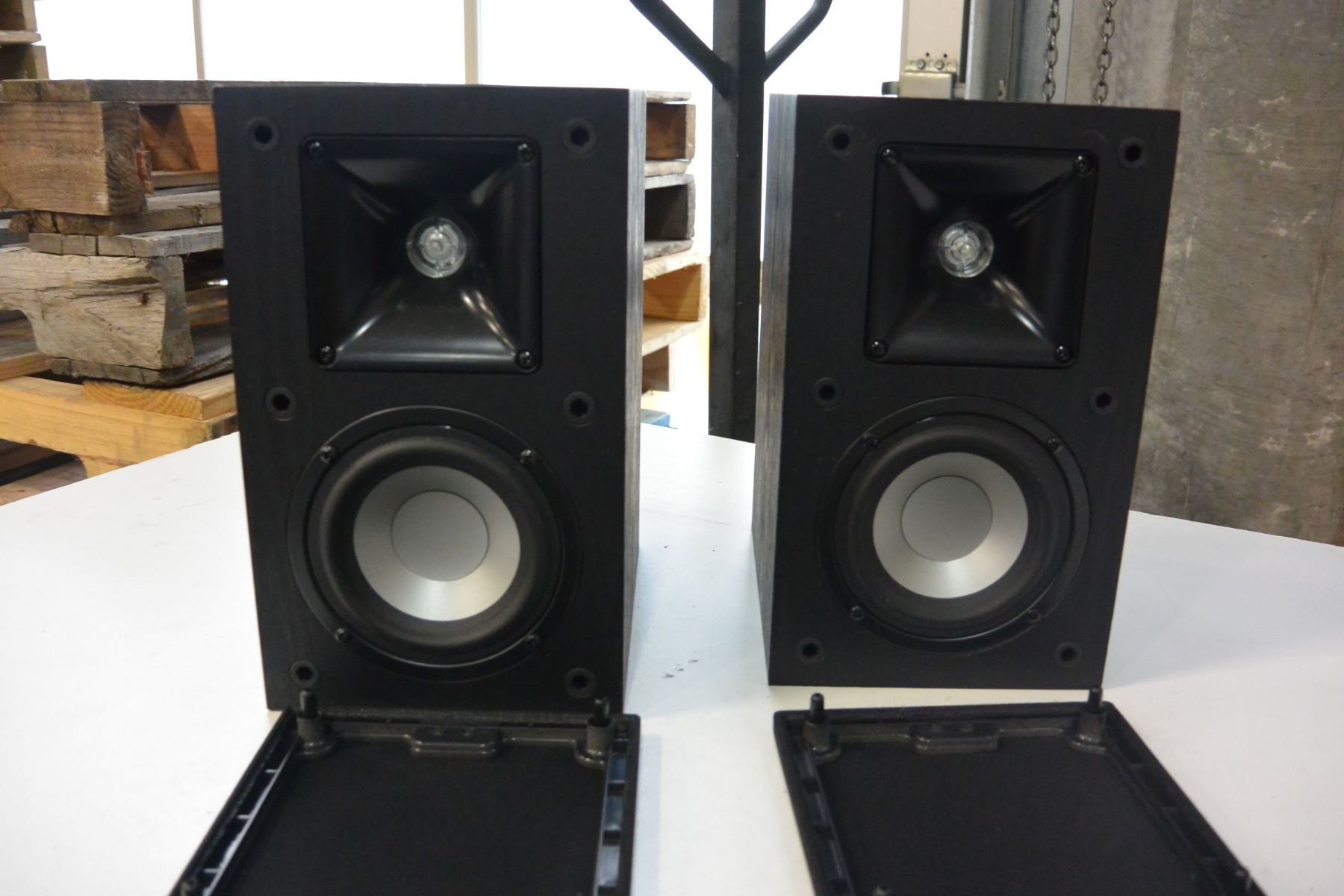 As New Pair Of Klipsch B 10 Bookshelf Speakers Retail 299 Tetsed