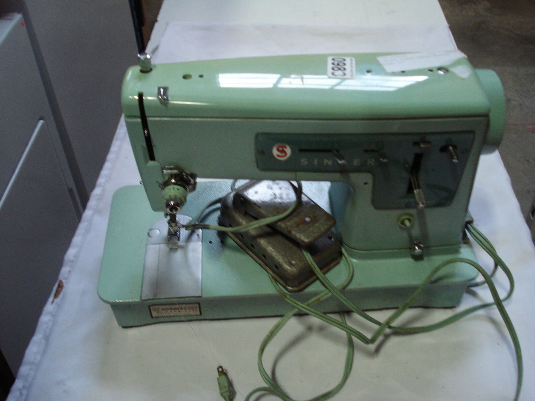 VINTAGE SINGER SEWING MACHINE MODEL 337