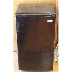 MAGIC CHEF 3.5 CUBIC FOOT MINI FRIDGE