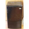 Image 1 : MAGIC CHEF 3.5 CUBIC FOOT MINI FRIDGE