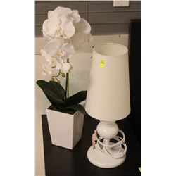 SHOWHOME WHITE TABLE LAMP AND FLOWER DECOR