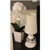 Image 1 : SHOWHOME WHITE TABLE LAMP AND FLOWER DECOR