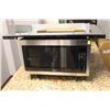 Image 1 : WHIRLPOOL 1550 WATT MICROWAVE WITH TRIM KIT