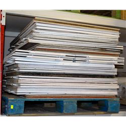 PALLET OF PLASTIC HINGED SIGNS