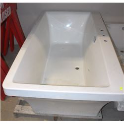 SHOWHOME SOAKER TUB 67" X 36" X 19"