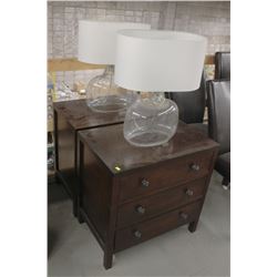 PAIR OF WOOD BEDSIDE TABLES WITH GLASS LAMPS